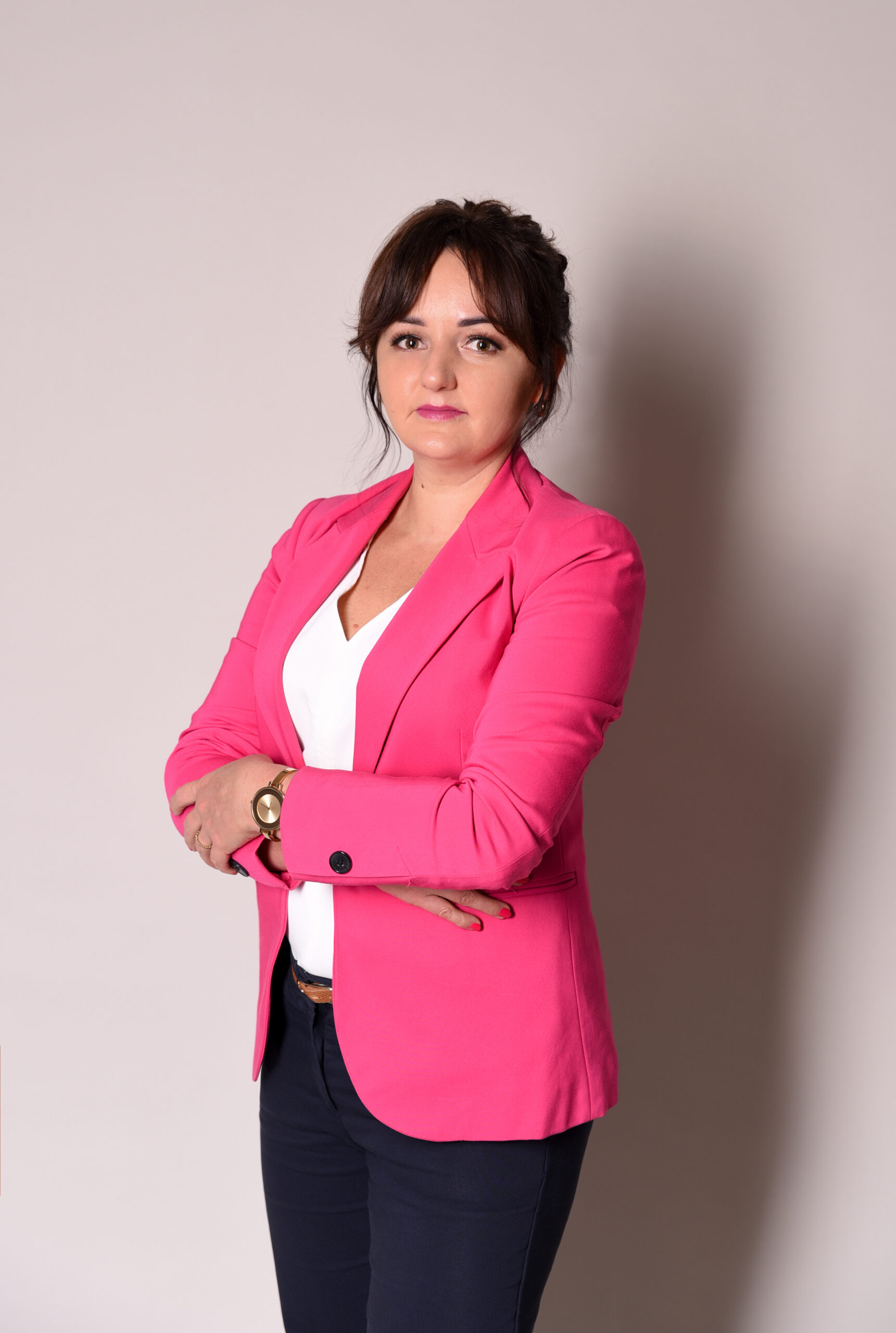 Kobieta w różowej marynarce.